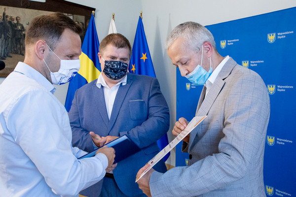 Uroczyste wręczenie umów z udziałem wicemarszałka Wojciecha Kałuży oraz dyrektora ŚCP Krzysztofa Spyry, UMWSL