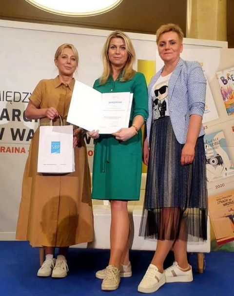Przedstawiciele Miejsko-Powiatowej Biblioteki Publicznej w Lublińcu odbierają nagrodę za wyróżnienie w konkursie Mistrz Promocji Czytelnictwa