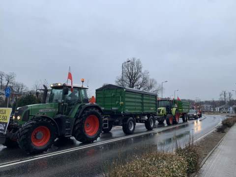 Ciąg traktorów przejeżdżających przez centrum Lublińca, al. Solidarności, 09.02.2024 r.