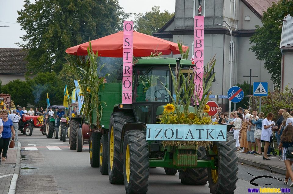 Korowód dożynkowy podczas Dożynek Powiatowych 2022 w Kochanowicach