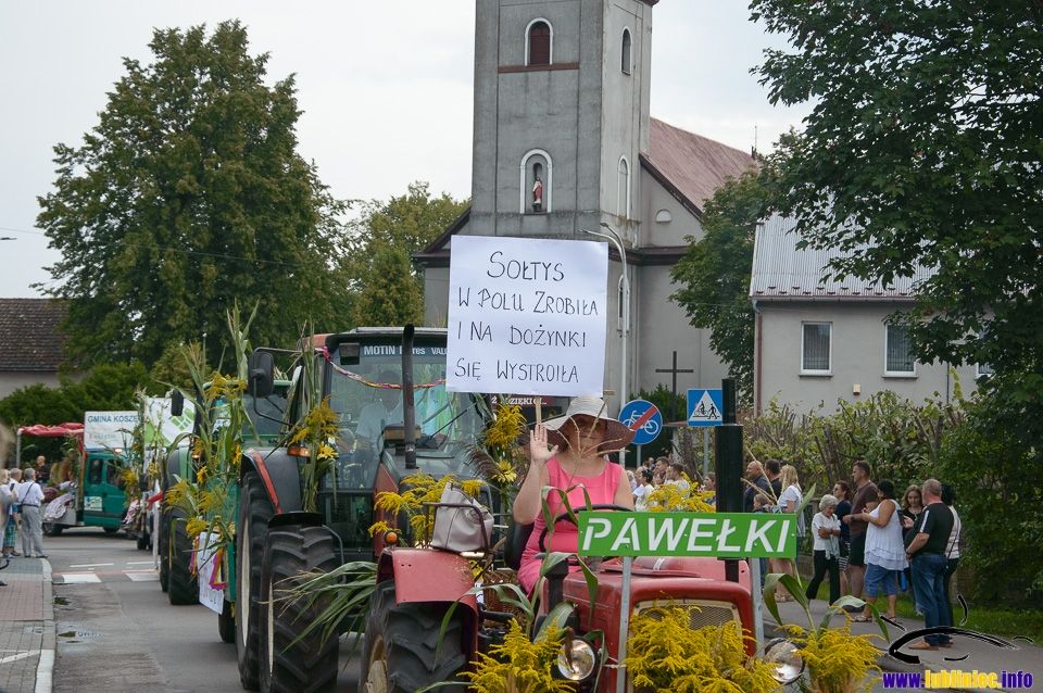 Korowód dożynkowy podczas Dożynek Powiatowych 2022 w Kochanowicach