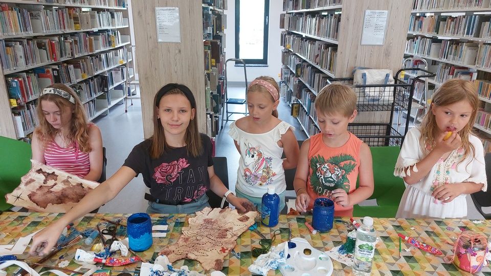 Uczestnicy wakacyjnych zajęć w Lubitece. Zdj. nadesłane: Miejsko-Powiatowa Biblioteka Publiczna w Lublińcu