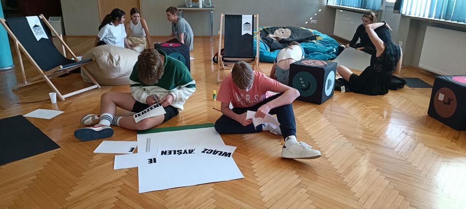 Młodzieżowe Rady Miast Lubliniec i Reda stworzyły plakaty ekologiczne, nadesłane: MDK Lubliniec