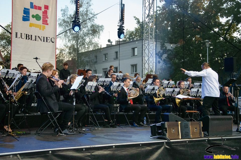 Występ Miejskiej Orkiestry Dętej Lubliniec wraz z artystami