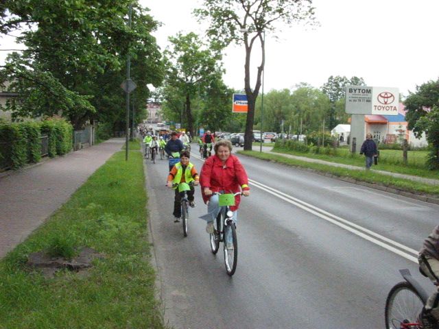 peleton rowerzystów na ulicy Stalmacha