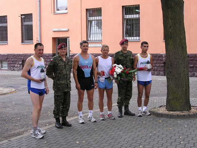 złożenie kwiatów i zniczy pod pomnikiem poległych żołnierzy