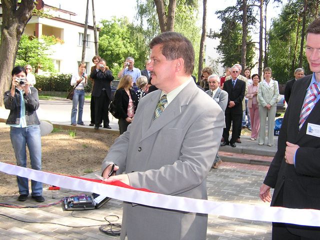 Dyrektor szkoły Marek Żyłka podczas przecinania wstęgi