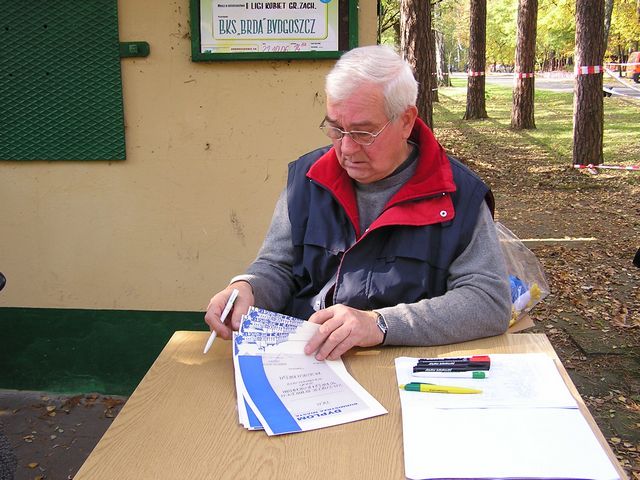 Burmistrz Józef Kazik podpisywał dyplomy dla najlepszych