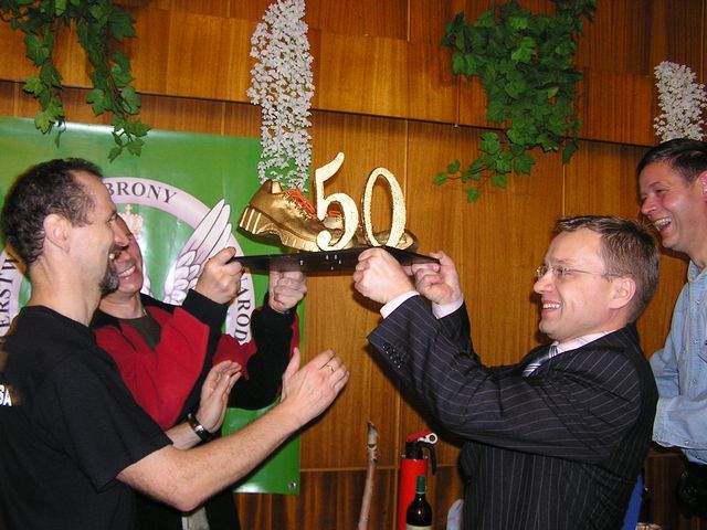 Prezes Rosiński na wreczniu dostał nagrodę specjalną - żeliwne buty 