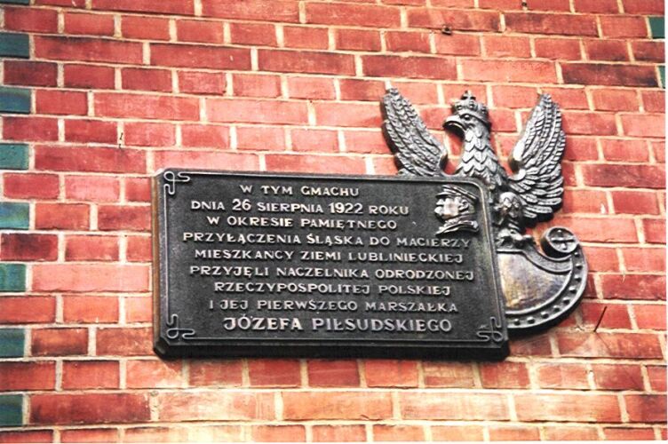 Tablica upamiętniającą marszałka Józefa Piłsudskiego. Tablica na budynku, w którym gościł 26 sierpnia 1922 roku, ul.Paderewskiego 7