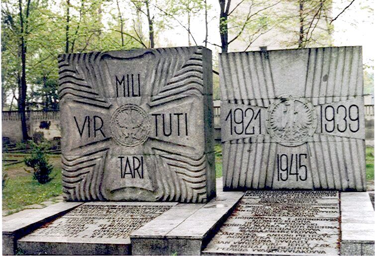 Grób zbiorowy wojenny żołnierzy 74 Górnośląskigo Pułku Piechoty poległych we wrześniu 1939 roku - symboliczne mogiły powstańców śląskich poległych w latach 1919-21 oraz partyzantów poległych w latach 1939-45 - pomnik, ul.Stalmacha, cmentarz wojskowy 