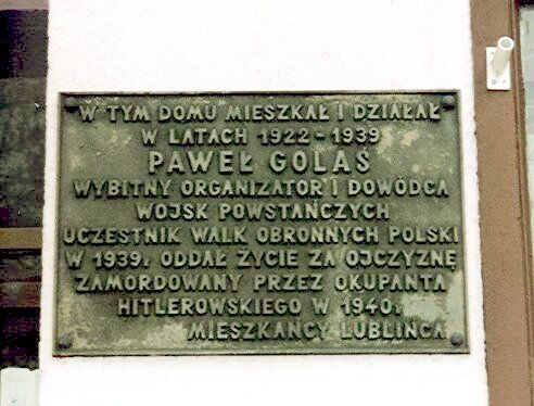 Tablica upamiętniająca Pawła Golasia, organizatora i dowódcę wojsk powstańczych, uczestnika walk obronnych Polski w 1939 roku, zamordowanego przez hitlerowców w 1940 roku. Tablica umieszczona na budynku, w którym mieszkał i działał w latach 1922-39, Plac Konrada Mańki 5