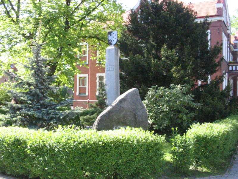 Pomnik ufundowany z okazji 700 - lecia uzyskania praw miejskich przez Lubliniec + głaz narzutowy z wyrytą datą założenia miasta 1272, ul.Paderewkiego 5, przed Urzędem Miasta;