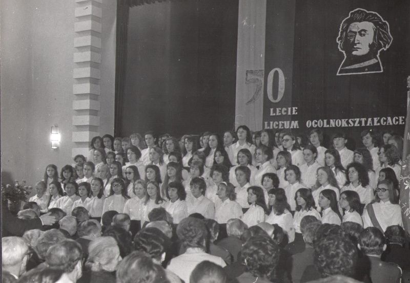 występ uczniów z okazji 50 lecia Liceum im. Adama Mickiewicza w Lublińcu, kwiecień 1973 roku