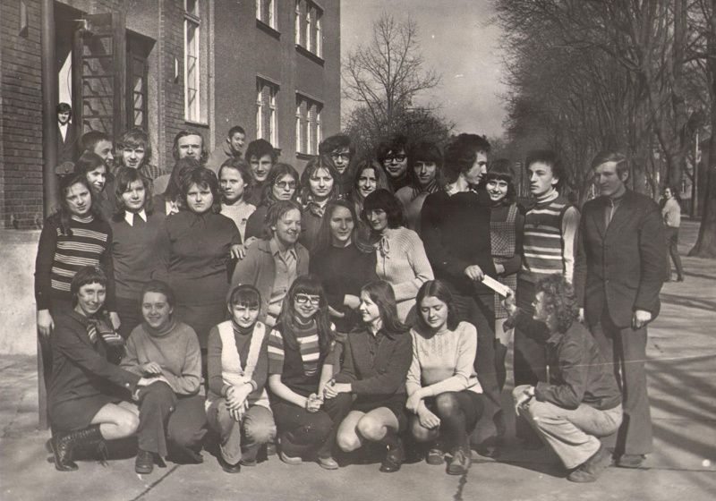 pamiątkowe zdjęcie przed Liceum im. Adama Mickiewicza, lata 70 XX wieku