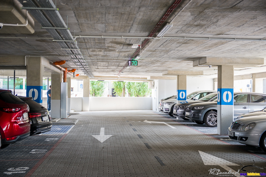 zdjęcie ze środka centrum przesiadkowiego - zaparkowane samochody na poziomie 0