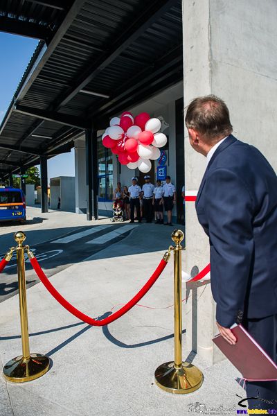 Burmistrz Miasta Lublińca Edward Maniura odcina balony z helem - symbol otwarcia Centrum Przesiadkowego Park&Ride