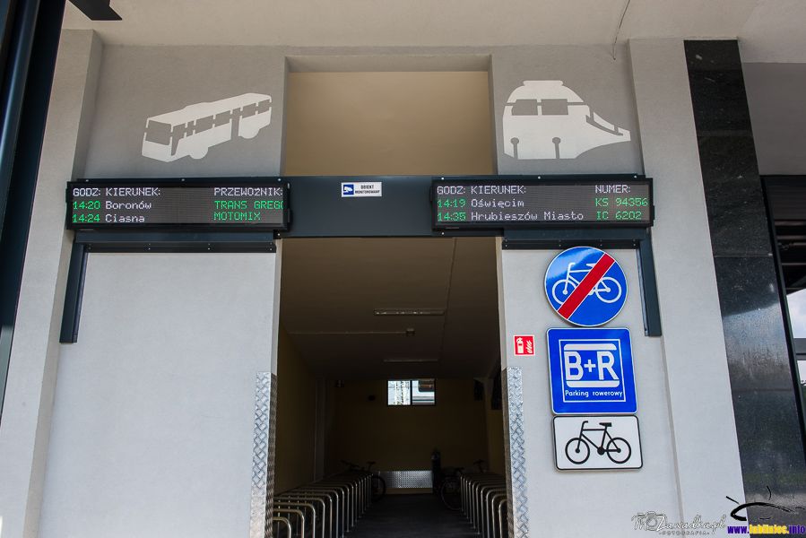 Zdjęcie z elektrycznymi tablicami informacyjnymi odjazdów autobusów i pociągów z dworca w Lublińcu