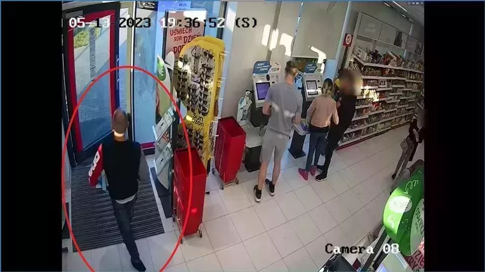 Kradzież w sklepie Rossmann w Lublińcu. Policja publikuje wizerunek sprawcy