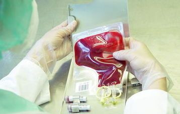 Ambulans krwiodawców na rynku