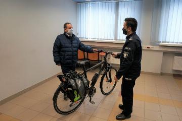 Urząd Miejski w Lublińcu podarował policjantom rower