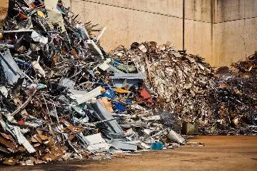 Wywóz śmieci nie tylko po remoncie. Kiedy skorzystać z profesjonalnych usług wywozu odpadów?