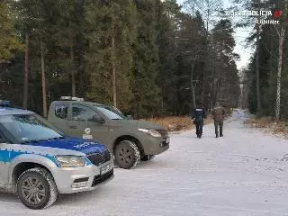 Policjanci i strażnicy leśni patrolują lasy Nadleśnictwa Koszęcin