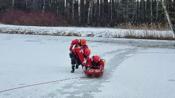 Strażacy z Lublińca ćwiczyli ratowanie osób na lodzie