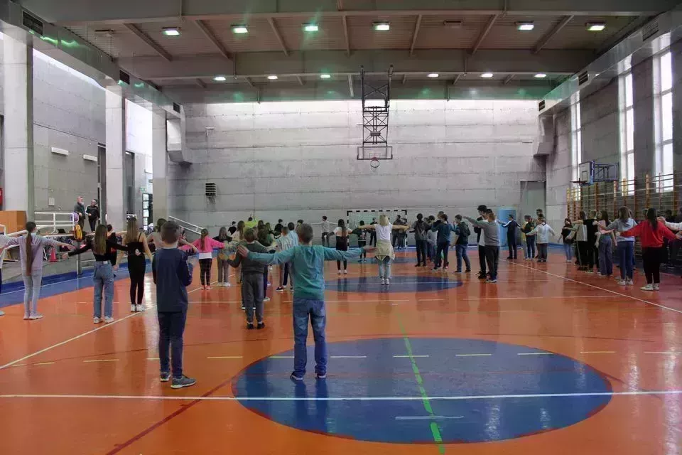 Uczniowie szkół podstawowych uczą się tańca do utworu „Moje miasto”