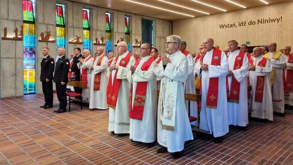 Kapelani straży pożarnej z całej Polski uczestniczą w rekolekcjach w Kokotku