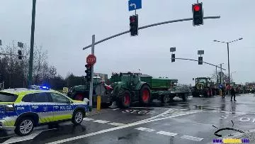 Traktory blokujący skrzyżowanie DK 11 i 46 między Lublińcem a Lisowicami, obok policyjny radiowóz