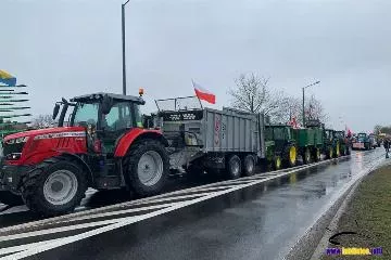 ciągniki rolnicze blokujące drogę na skrzyżowaniu dk 11 i dk 46 w Lublińcu