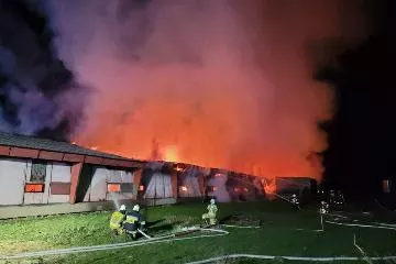 Pożar kurnika w Glinicy. W środku znajdowało się około 20 tys. kurcząt